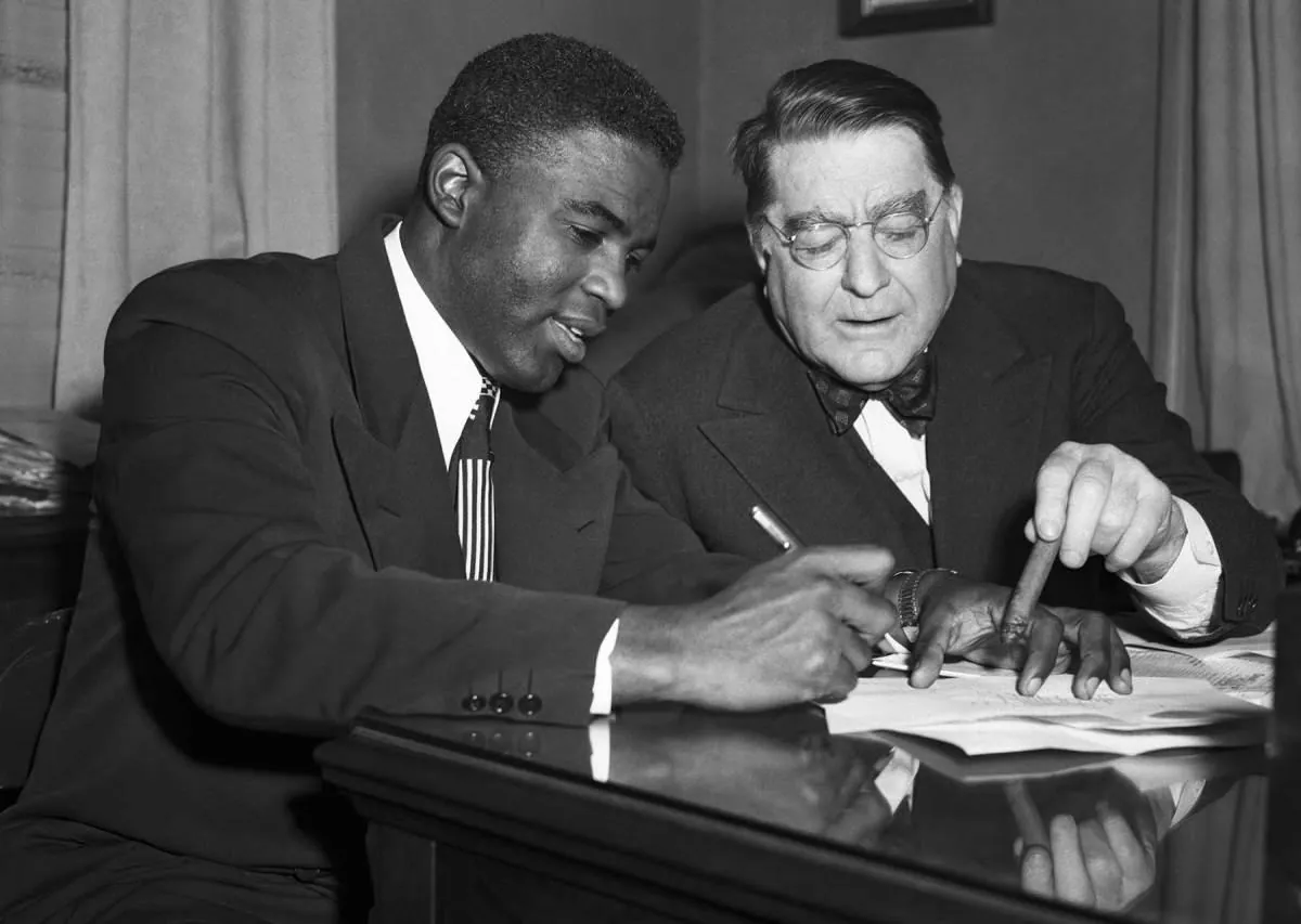 Branch-Rickey-signs-Jackie-Robinson
